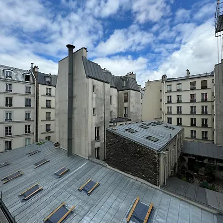 Situe En Plein Coeur De * Paris